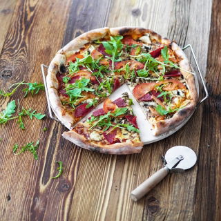 Okrągły kamień do pizzy z uchwytem i nożykiem - 33 cm