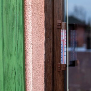 Termometr zewnętrzny brązowy z transparentną skalą - 230 x 26 mm